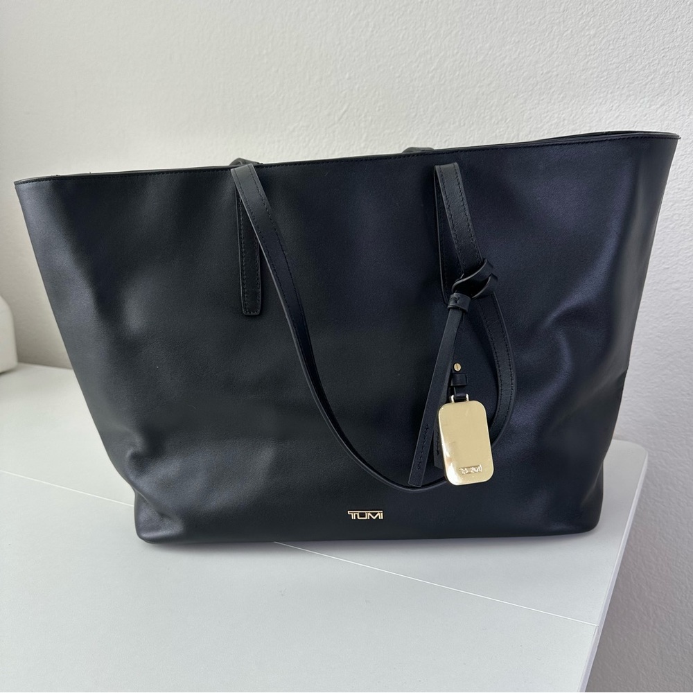 TUMI Everyday Tote Bag Voyageur Leather in Black - Picture 10 of 10